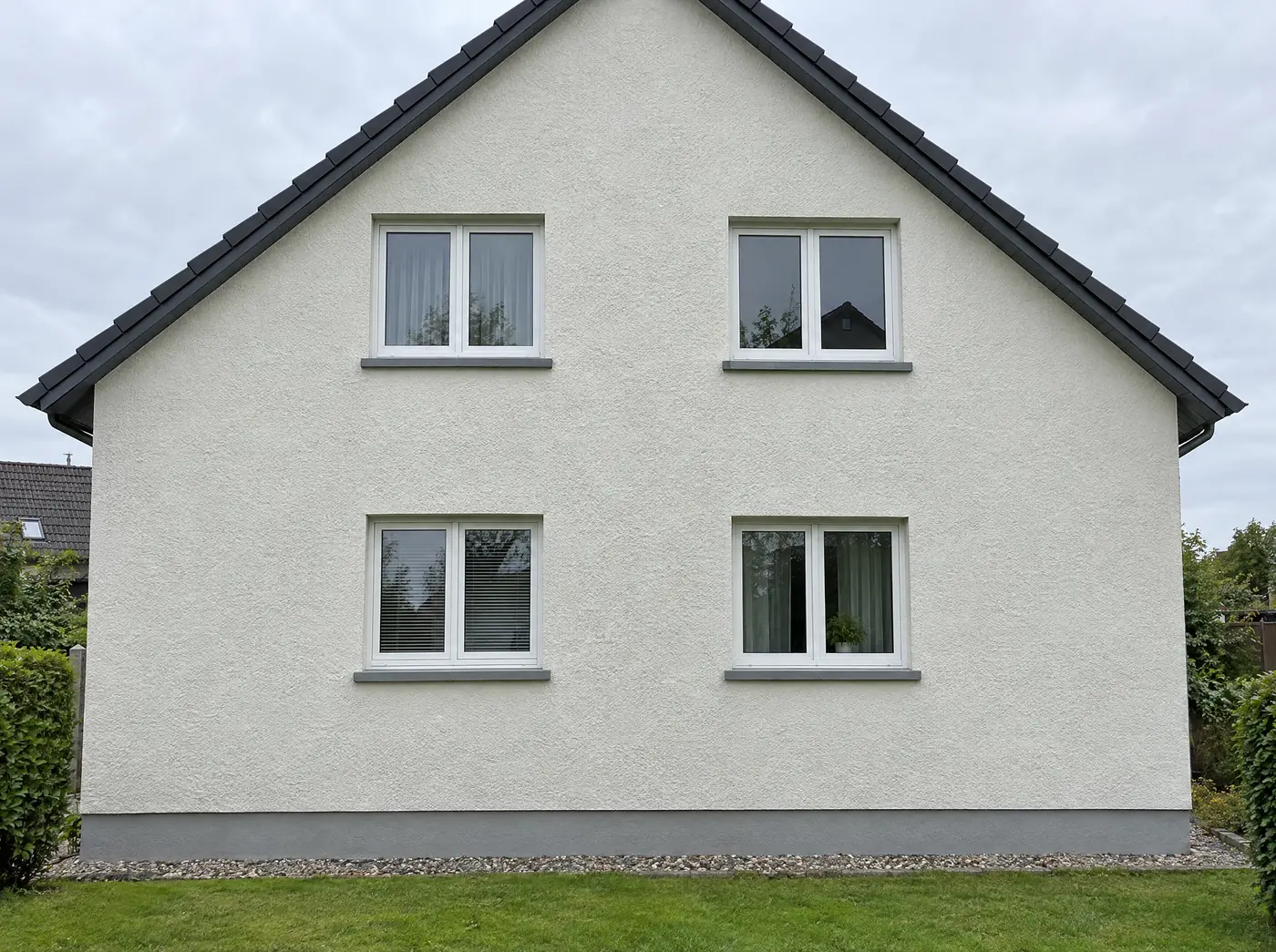 Beispielbild: dieselbe Hausfassade nach der Reinigung, hell und sauber