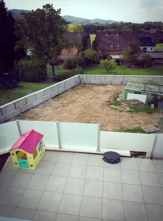 Vorbereitete Gartenfläche neben einer Terrasse