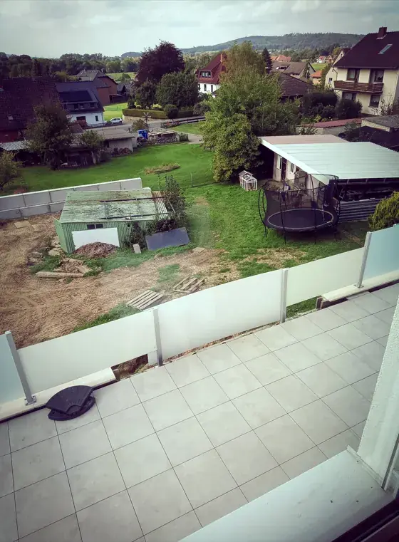 Garten während der Erdarbeiten, nackter Boden hinter einer Mauer aus L-Steinen