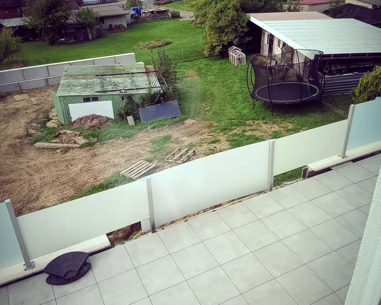 Blick über einen Garten in der Region