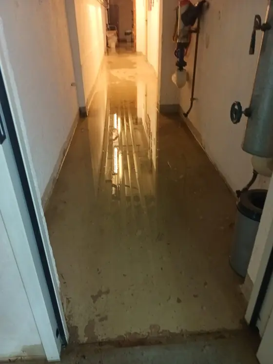 Kellerflur, in dem Wasser auf dem Boden steht