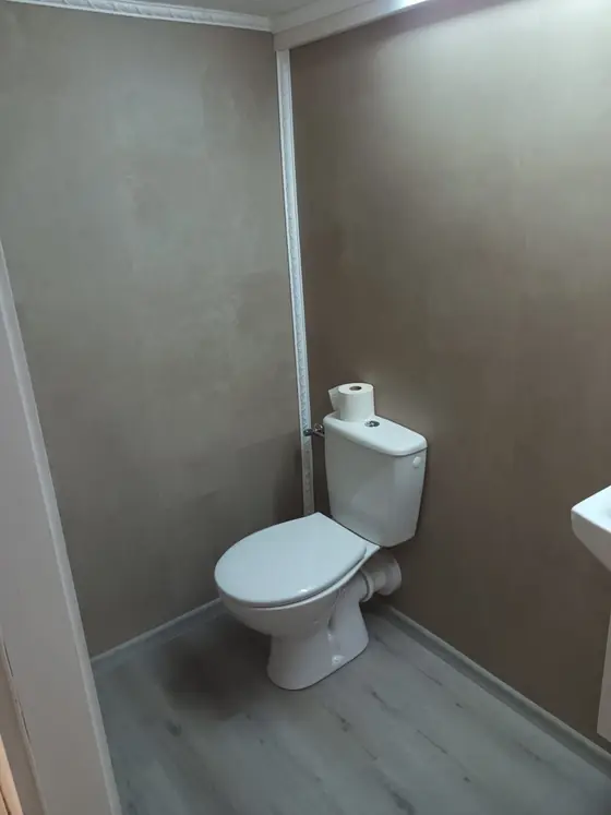 Dasselbe WC nach der Renovierung, Wände verkleidet, neuer Boden