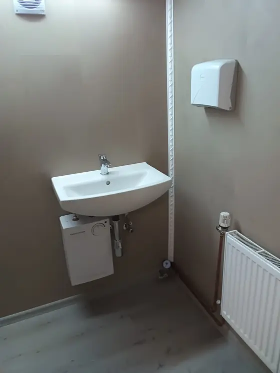 Dieselbe Wand nach der Renovierung mit neuer Wandverkleidung und Vinylboden