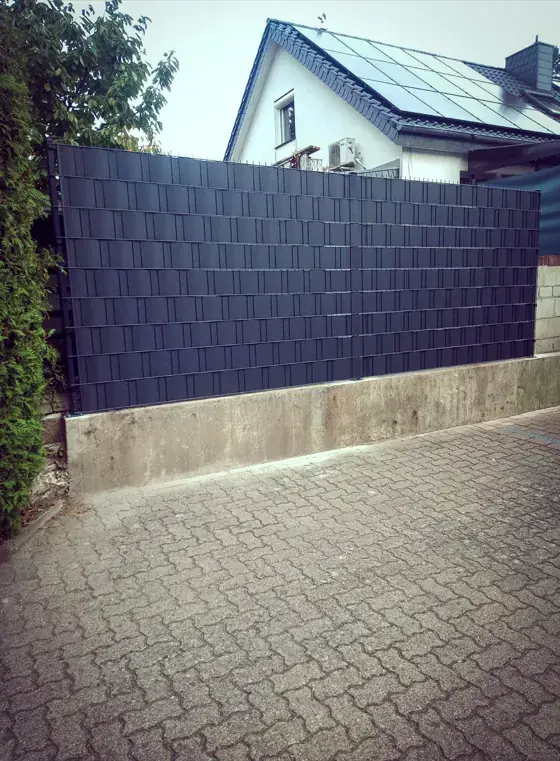 Sichtschutzzaun vor einem Wohnhaus